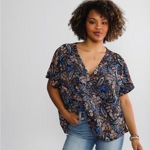 Daytrip Leafy Textured Top - super cute with a front tuck and some jeans!